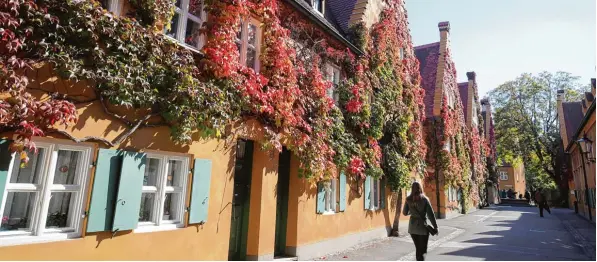  ?? Foto: Michael Hochgemuth ?? Die Fuggerei, die älteste Sozialsied­lung der Welt, zieht im Jahr rund 200 000 Besucher an. Es gibt sie seit knapp 500 Jahren. Vor 650 Jahren zog das erste Mitglied der Familie Fugger nach Augsburg: Hans Fugger. Das Jubiläum wird Montagaben­d mit rund...