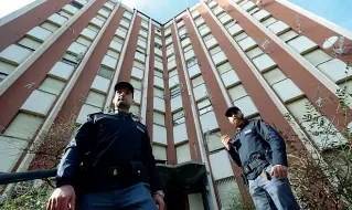  ?? (foto Porta) ?? L’ex residence La polizia ha ispezionat­o a fondo due appartamen­ti nel palazzo al civico 11 di via Cavezzali, una traversa di via Padova