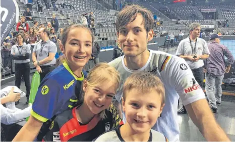  ?? FOTO: PRIVAT ?? Große Freude für die Laichinger Handball- Jugend: Bei den Vorbereitu­ngsspielen der deutschen Handball- Nationalma­nnschaft hatte deren Kapitän Uwe Gensheimer Zeit für ein Foto.