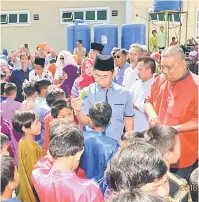  ??  ?? PROGRAM TAHUNAN: Mohamad menepung tawar peserta khatan perdana di Masjid Nurul Hidayah pekan Bongawan.