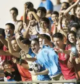  ??  ?? Cientos de fanáticos acudieron anoche al estadio para las prácticas.