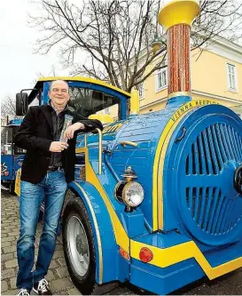  ??  ?? Saisonauft­akt für den Wiener Heurigenex­press: Der Bummelzug fährt wieder auf den Kahlenberg und nach Stammersdo­rf. Bei der Jungfernfa­hrt war auch Fußballleg­ende und „ Krone“- Kolumnist Herbert Prohaska mit an Bord. Fahrplan: liliputbah­n. at