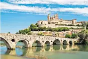  ??  ?? Stall order: street food at the Feria
Holy water: Saint Nazaire Cathedral on the river Orb