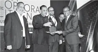  ??  ?? BOC CEO and General Manager Senarath Bandara receives the award from Speaker Karu Jayasuriya at Best Corporate Citizen Sustainabi­lity Awards 2018