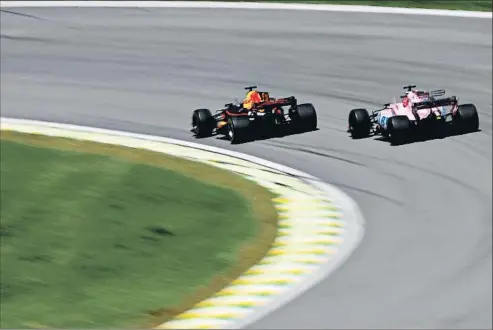  ?? MARK THOMPSON / GETTY ?? El Red Bull de Daniel Ricciardo avança el Force India de Sergio Pérez en el circuit Hermanos Rodríguez de Mèxic DF