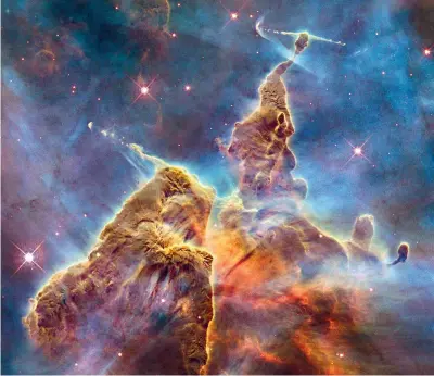  ??  ?? Stelle e gas Qui sopra, un’immagine ripresa dal telescopio Hubble: si tratta di gas e polveri della Nebulosa Carina che vengono come inglobati dalla luce delle stelle luminose vicine; nella foto in alto a destra, l’intera Nebulosa del Granchio sempre...