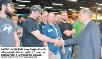  ?? PHOTO D’ARCHIVES, STÉPHANIE GENDRON ?? Le PDG de VIA Rail, Yves Desjardins-siciliano (à droite), en visite à l’usine de Bombardier à La Pocatière en avril.