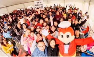  ??  ?? ABOUT 500 people stood in line for the opening of the first Jollibee store in Alberta, Canada.