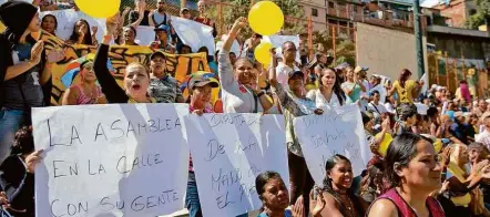  ?? Fernando Llano/Associated Press ?? Manifestan­tes da oposição fazem ato a favor da Assembleia Nacional em uma das sessões plenárias de rua em Caracas