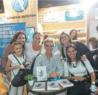 ?? GENTILEZA LEANDRO LARUMBE ?? firmó ejemplares ayer, a las 18, en el stand de la editorial Autores de Argentina.