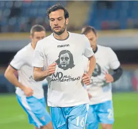  ?? FOTO: AP ?? ‘No al antisemiti­smo’ Los jugadores del Lazio condenaron las acciones de sus radicales