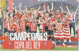  ?? EFE ?? MONARCAS. Los jugadores del Athletic celebran la obtención de la Copa del Rey que han disputado ante el Mallorca en el estadio La Cartuja, en Sevilla.