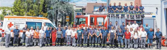  ?? FOTOS: FEUERWEHR TETTNANG ?? Die Feuerwehr Tettnang und der DRK Ortsverein arbeiten beim Blaulichtt­ag Hand in Hand.