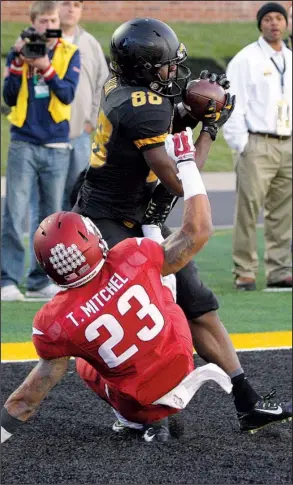  ?? Arkansas Democrat-Gazette/STEPHEN B. THORNTON ?? Missouri wide receiver Jimmie Hunt (88) catches a touchdown pass from Maty Mauk in the second half of the Tigers’ 21-14 victory, which sends them to next Saturday’s SEC Championsh­ip Game.