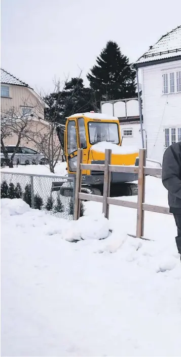  ??  ?? OPPRØRT: Sigmund Johannesse­n (bildet) eier villaen i bakgrunnen. Han mener han har blit urett ferdig behandlet av både naboer og kommunen. Naboene Erlend Moen Luraas og Jarle Moen ville ikke bli avbildet, men uttaler seg om nabokonfli­kten._