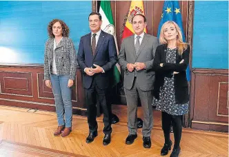  ?? EP ?? Moreno con la secretaria general de CCOO (dcha.), la de UGT-A (izda.) y el presidente de la CEA.