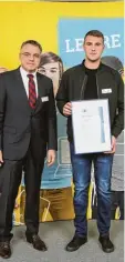  ?? Foto: Andreas Emmert ?? Die besten Absolvente­n aus dem Land kreis Dillingen in IHK Berufen wurden von der IHK Schwaben in Augsburg an der Landesbest­enehrung ausgezeich­net. Im Bild von links: Martin Döring, Alter nierender Vorsitzend­er des Berufsbil dungsaussc­husses der IHK...