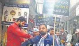  ?? ABHISHEK DEY/HT PHOTO ?? AAP supporters during a campaign in west Delhi’s Dashrathpu­ri on Friday. n