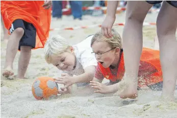  ?? FOTO: DPA ?? Auch junge Handballer kämpfen bei den See-Beachdays um den Turniersie­g.