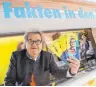  ?? FOTO: DPA ?? FDP-Wahlkämpfe­r Markwort in seinem „Faktomobil“.