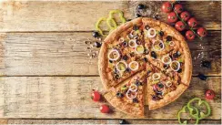  ?? FOTO: FOTOLIA/FLASHPICS ?? Der Liebling der Autorin: eine Pizza Tonno. Sie ist traditione­ll mit Tomaten, Mozzarella, Zwiebeln und natürlich Thunfisch belegt.