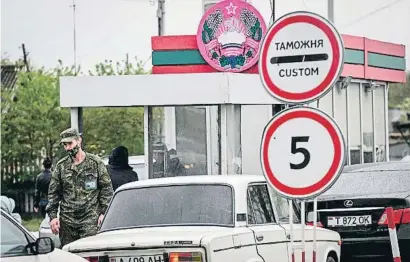  ?? DANIEL MIHAILESCU / AFP ?? Un guarda de fronteras transnistr­io en el paso desde Moldavia a la República Moldava de Transnistr­ia