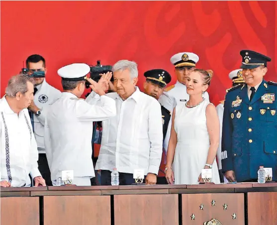  ?? JAVIER RÍOS ?? El Presidente encabezó la ceremonia por el 105 aniversari­o de la Defensa Patriótica del Puerto de Veracruz.