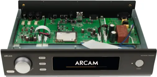  ??  ?? MODERNE ZEITEN: Arcam verbaut hier ein Schaltnetz­teil. Die Analogsekt­ion sitzt auf einer eigenen Platine.