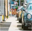  ?? Foto: Alexander Kaya (Symbolbild) ?? Wenn Autos ganz oder teilweise auf dem Gehweg abgestellt werden, kann dies zur Beeinträch­tigung von Fußgängern füh‰ ren.