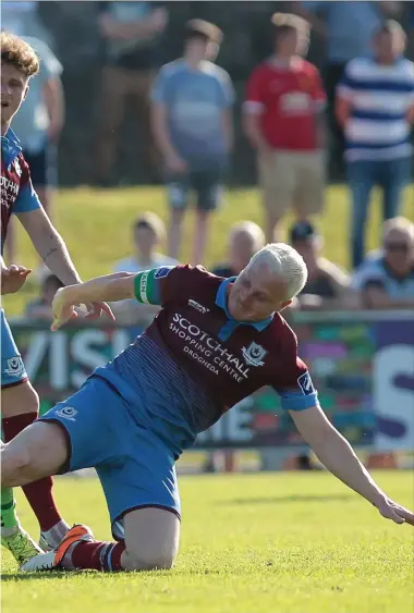  ?? Pictures: Conor Wyse ?? under pressure from Limerick’s Lee Lynch, as Marc Griffin looks on.