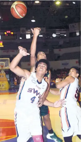  ?? (SUNSTAR FOTO/ARNI ACLAO) ?? NO SWEAT. Bernie Bregundo and the rest of the defending champions SWU Cobras had it easy on the first day of the semifinal round of the Cesafi as they met little resistance from the University of San Jose Recoletos.