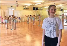  ?? RP-FOTO: ZEHRFELD ?? Die 15-jährige Lisa Felker bei einer Ballettstu­nde. Im Hintergrun­d übt der tänzerisch­e Nachwuchs die richtige Haltung. Die Kinder mögen sie sehr.