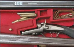  ??  ?? L’arme africaine selon Galand. Un fusil de chasse solide et un express de calibre .500 avec sa hausse à trois feuillets rabattable­s.