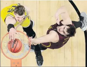  ?? FOTO: AP ?? Moritz Wagner, de Michigan, anota ante Cameron Krutwig, de Loyola-Chicago