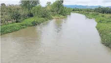  ??  ?? CAUDAL. El río Guaymón es un permanente peligro en el sector.