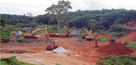  ?? PIC BY MUHD ASYRAF SAWAL ?? A bauxite mining site in Kuantan yesterday.