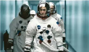  ??  ?? Gemeinsam mit seiner Besatzung macht sich Neil Armstrong auf den Weg zu ihrem Flug Richtung Mond.