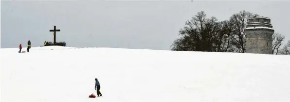  ?? Foto: Marcus Merk ?? Rodler am Bismarcktu­rm in Steppach bei Neusäß. Die Polizei bekommt oft Hinweise auf Verstöße gegen die Corona‰Regeln. Diese stimmen aber nicht immer.