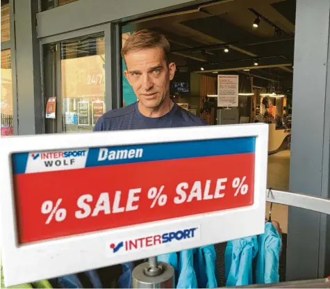  ?? Foto: Nadine Rau ?? Stefan Klapproth, Filialleit­er des Krumbacher Intersport­s, erzählt von Lagern voller Winterware und ist gespannt, ob es diesen Winter besser wird.