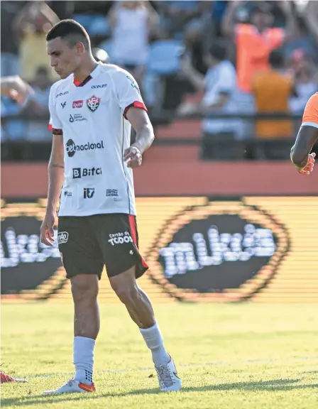  ?? ?? Léo Gomes, do Vitória, fica cabisbaixo enquanto jogadores do Nova Iguaçu comemoram um dos gols