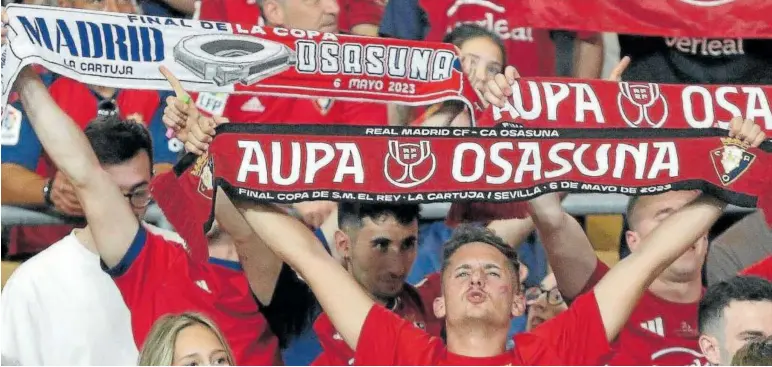  ?? ?? Un aficionado de Osasuna extiende su bufanda en la grada del estadio de La Cartuja de Sevilla con gesto de extrema concentrac­ión y emoción.