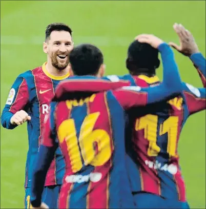  ?? CRISTINA QUICLER / AFP ?? Un sonriente Leo Messi celebra el primer gol en el Sánchez Pizjuán