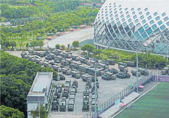  ?? AP ?? Preparados. Vehículos blindados del ejército chino, estacionad­os junto a un estadio de la ciudad de Shenzhen, en la frontera con Hong Kong.