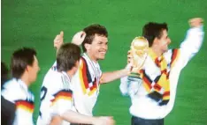  ??  ?? Der größte Triumph seiner Karriere: Lothar Matthäus, begleitet von Klaus Augen‰ thaler, Stefan Reuter und Pierre Littbarski, mit der Hand am WM‰Pokal.