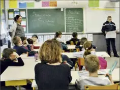  ?? ?? Les enfants sont attentifs à la lecture de la charte Internet