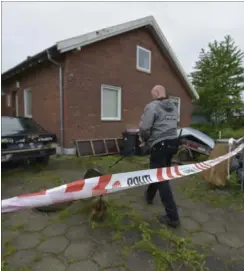  ?? FOTO: RENE SCHÜTZE ?? Politiets teknikere på gerningsst­edet for hjemmerøve­riet.