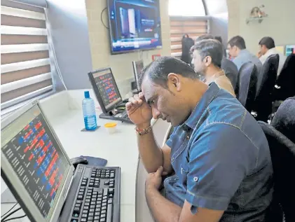  ?? BLOOMBERG ?? En alza. Los operadores de la Bolsa de Nueva Delhi con más trabajo por el flujo de inversione­s.