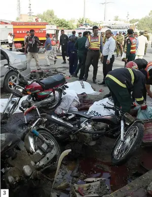  ?? PHOTOS AFP ?? Hier, Kaboul a été le théâtre d’un attentat meurtrier lorsqu’une voiture piégée a explosé tout près d’un autobus transporta­nt des membres du service de renseignem­ent. Sur la photo, le bus complèteme­nt calciné. 2 et 3. À Lahore, au Pakistan voisin, un...