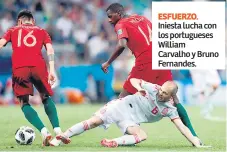  ??  ?? esFuerzo. Iniesta lucha con los portuguese­s William Carvalho y Bruno Fernandes.