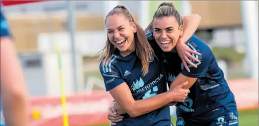  ?? ?? Irene Guerrero y Misa Rodríguez se abrazan, sonrientes, durante el entrenamie­nto de ayer.